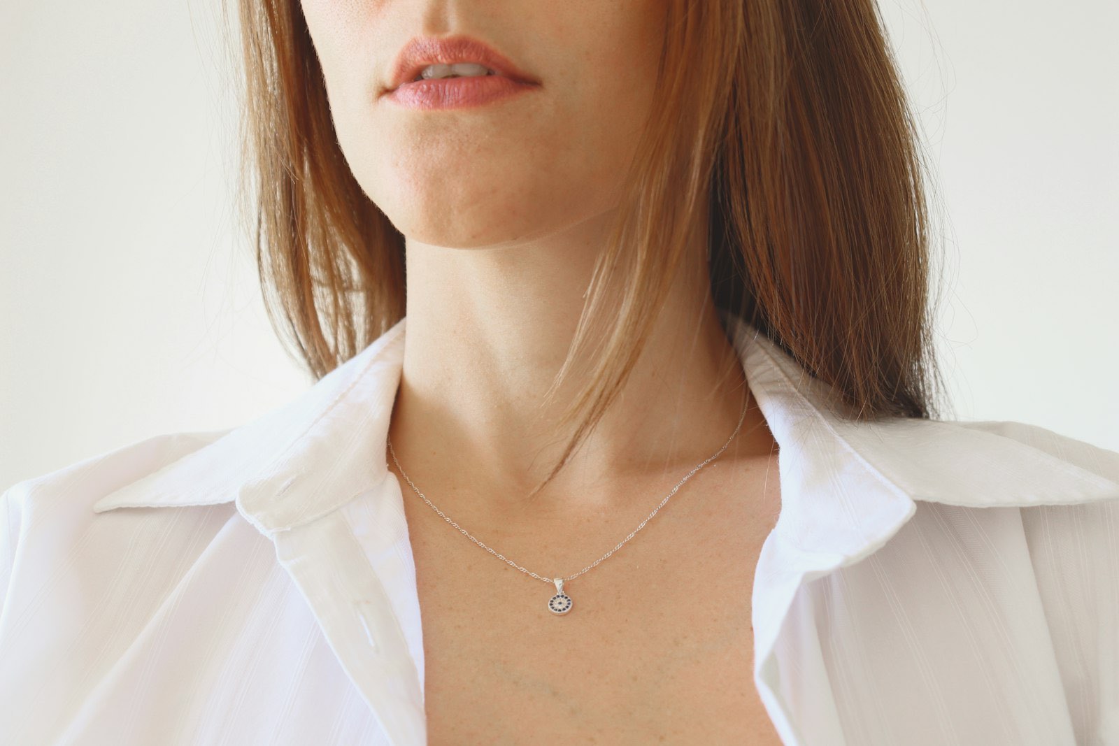 Mujer con un collar de medalla grabado de Orion